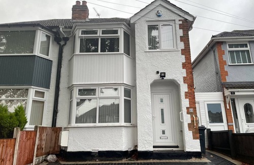 Sheldon House | Spacious 4 Bed Home - Sleeps 7, Garden & Parking