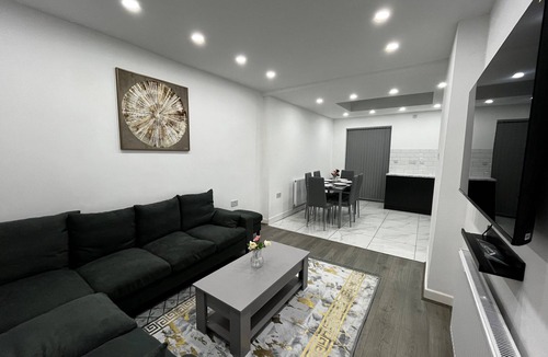 Sheldon House | Spacious 4 Bed Home - Sleeps 7, Garden & Parking