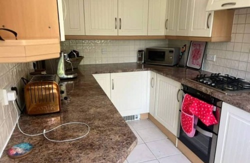 Earley House | 🏡 Spacious 4-Bed Home in Reading | Double Parking