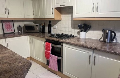 Earley House | 🏡 Spacious 4-Bed Home in Reading | Double Parking