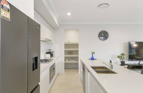Box Hill House | Spacious 4-Bed Home Near Rouse Hill & Attractions