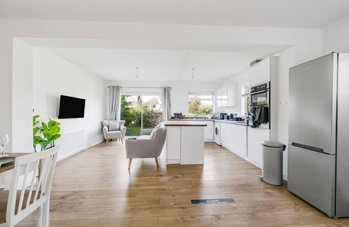 Chelmsford House | Spacious 4 Bed Home | Sleeps 8-10