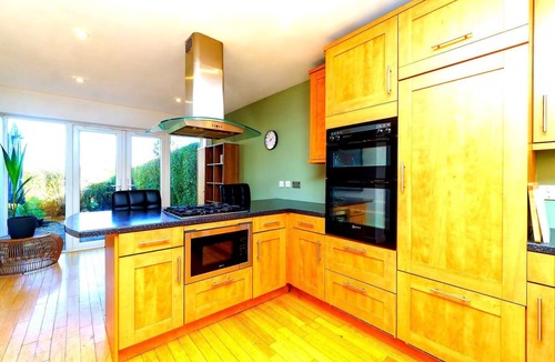 Pill House | Spacious 4-Bed Home! WiFi ! Parking Great Location