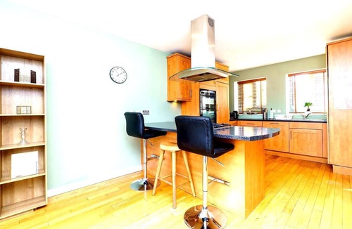 Pill House | Spacious 4-Bed Home! WiFi ! Parking Great Location