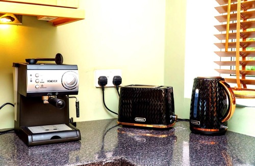 Pill House | Spacious 4-Bed Home! WiFi ! Parking Great Location