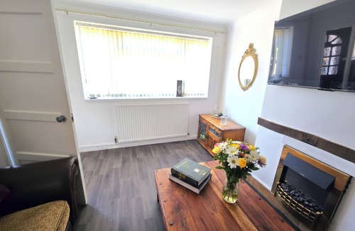 Dudley House | Spacious 4 Bed Home with Memory Foam Mattresses!