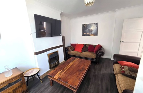 Dudley House | Spacious 4 Bed Home with Memory Foam Mattresses!