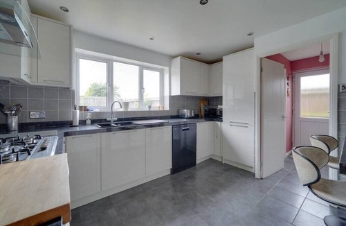 Huntingdon House | Spacious 4-Bed House with Conservatory and Parking