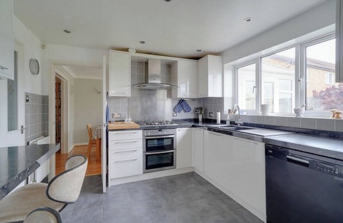 Huntingdon House | Spacious 4-Bed House with Conservatory and Parking