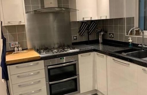 Huntingdon House | Spacious 4-Bed House with Conservatory and Parking