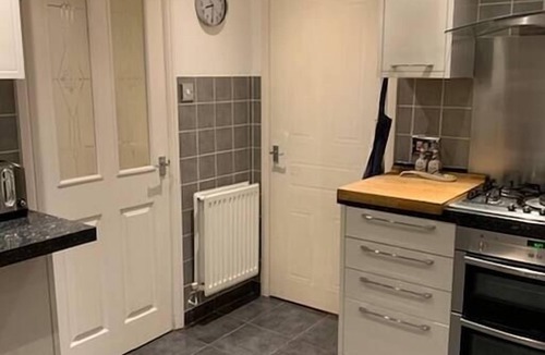 Huntingdon House | Spacious 4-Bed House with Conservatory and Parking