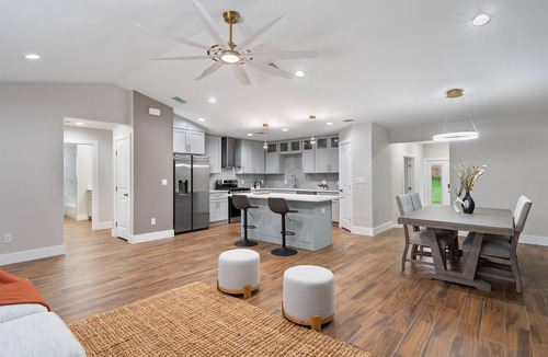 North Oaks Hillside House | Spacious 4 Bed I 3 Bath in Austin, Texas with Office and Fast Wi-Fi