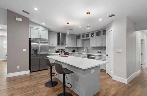 North Oaks Hillside House | Spacious 4 Bed I 3 Bath in Austin, Texas with Office and Fast Wi-Fi