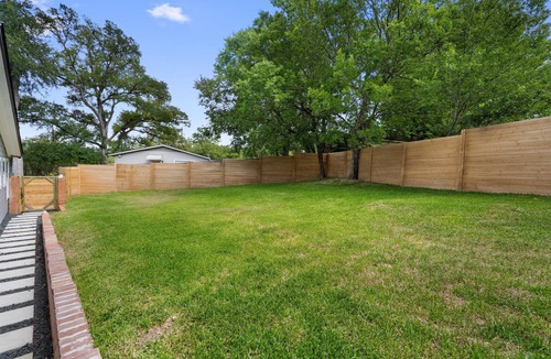 North Oaks Hillside House | Spacious 4 Bed I 3 Bath in Austin, Texas with Office and Fast Wi-Fi