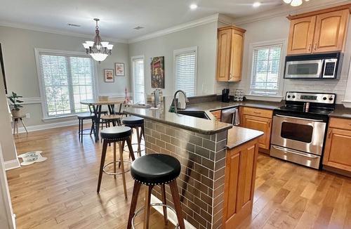 Lake Hamilton House | Spacious 4 Bed Island House on Lake Hamilton with Boat Slip