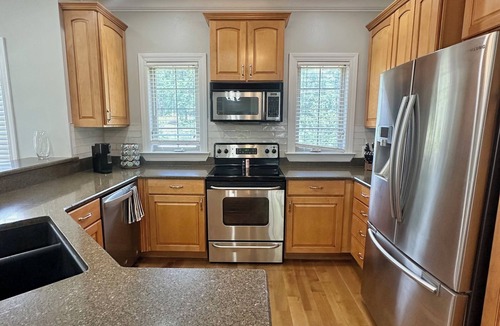 Lake Hamilton House | Spacious 4 Bed Island House on Lake Hamilton with Boat Slip