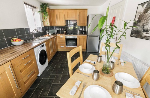 Long Eaton House | Spacious 4 Bed Modern Townhouse with Parking