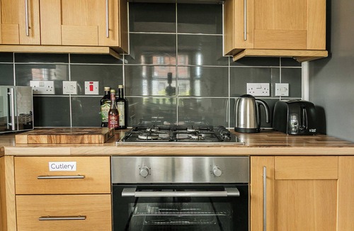 Long Eaton House | Spacious 4 Bed Modern Townhouse with Parking