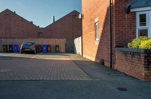 Long Eaton House | Spacious 4 Bed Modern Townhouse with Parking