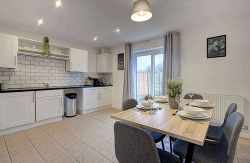 Whitestake House | Spacious 4 Bed Preston Home with Garden & Parking