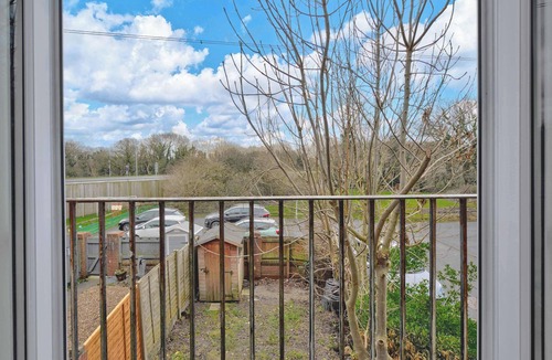 Whitestake House | Spacious 4 Bed Preston Home with Garden & Parking