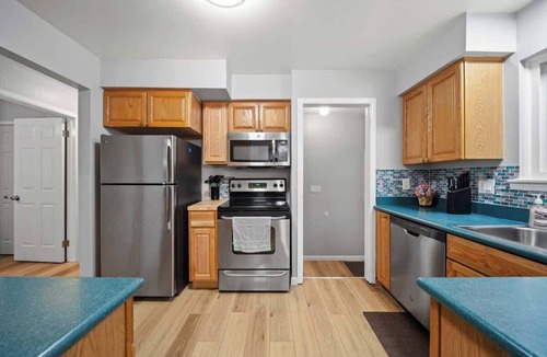 Clawson House | Spacious 4 Bed Room Haven in Clawson Near Bham