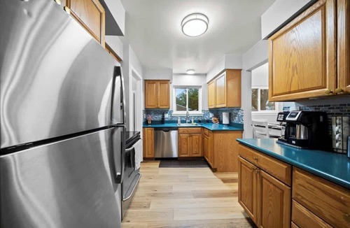 Clawson House | Spacious 4 Bed Room Haven in Clawson Near Bham