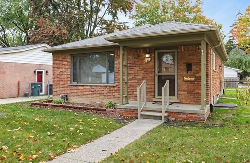 Clawson House | Spacious 4 Bed Room Haven in Clawson Near Bham