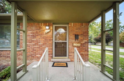 Clawson House | Spacious 4 Bed Room Haven in Clawson Near Bham