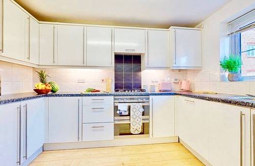 Gravesend House | Spacious 4 Bed Semi-Detached Family Home with Parking