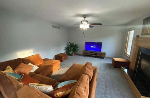 Altoona House | Spacious 4 - bedroom 2 king beds