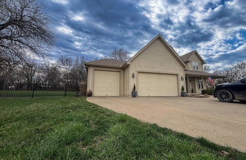 Cleveland House | Spacious 4-Bedroom 3 Acre Fence County Home in Cleveland MO!