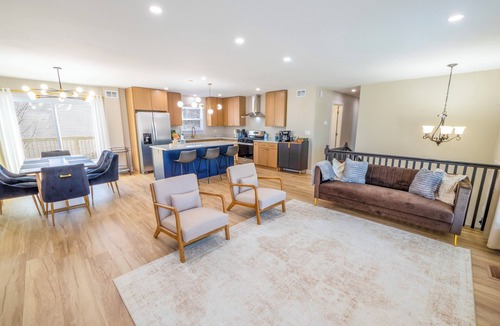 Wasco House | Spacious 4 bedroom/3 full bathroom Family Friendly Perfect for Group& Long Stays