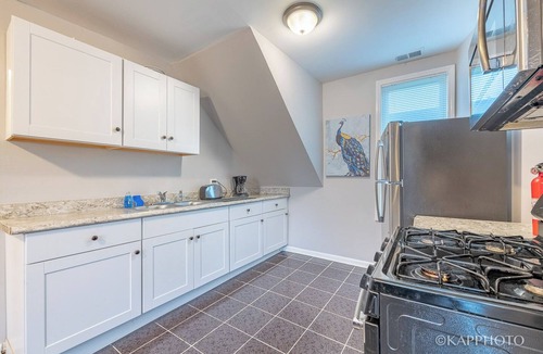 New City Apartment | Spacious 4-bedroom apartment with AC and WiFi in terrific Chicago