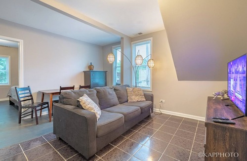New City Apartment | Spacious 4-bedroom apartment with AC and WiFi in terrific Chicago