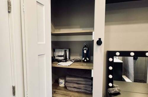 North Lawndale Apartment | Spacious 4-bedroom apartment with WiFi, AC in beautiful Chicago