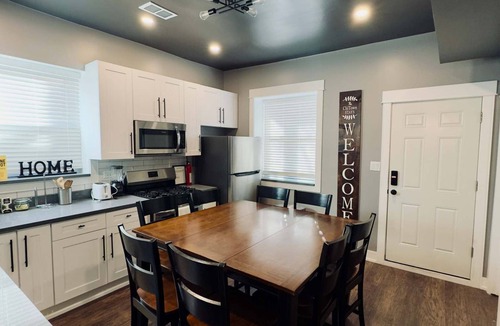 North Lawndale Apartment | Spacious 4-bedroom apartment with WiFi, AC in beautiful Chicago