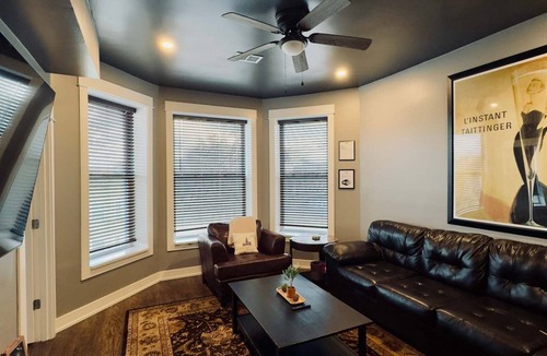 North Lawndale Apartment | Spacious 4-bedroom apartment with WiFi, AC in beautiful Chicago