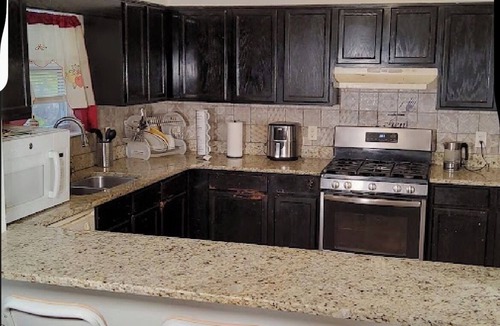 Newark Apartment | Spacious 4-bedroom apartment 1 king bed, 4 queen bed in Newark