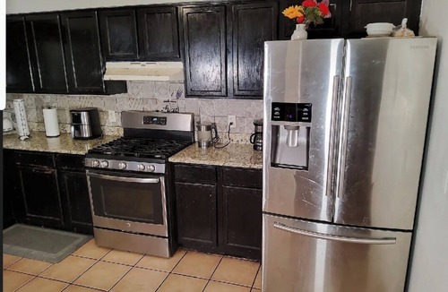 Newark Apartment | Spacious 4-bedroom apartment 1 king bed, 4 queen bed in Newark