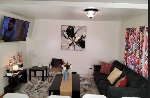 Newark Apartment | Spacious 4-bedroom apartment 1 king bed, 4 queen bed in Newark