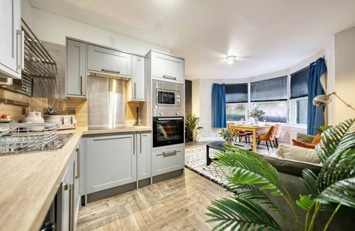 North West Apartment | Spacious 4-Bedroom Apt Near Glasgow’s West End