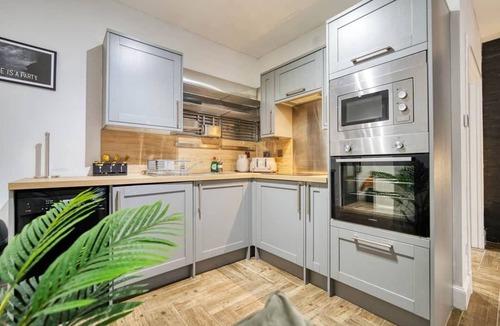 North West Apartment | Spacious 4-Bedroom Apt Near Glasgow’s West End