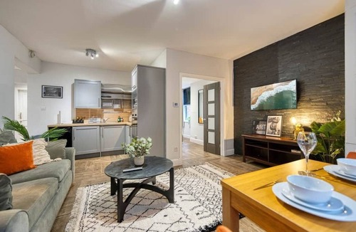 North West Apartment | Spacious 4-Bedroom Apt Near Glasgow’s West End