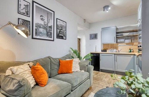 North West Apartment | Spacious 4-Bedroom Apt Near Glasgow’s West End