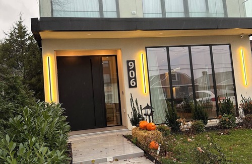 Arlington House | Spacious 4-bedroom building with AC in peaceful Arlington