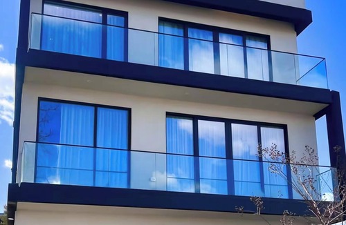 Arlington House | Spacious 4-bedroom building with AC in peaceful Arlington