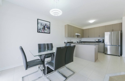 Thorold House | Spacious 4-bedroom Detached house for 10 Guests near Falls, Thorold