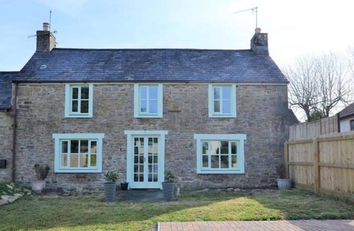 Kilgetty House | Spacious 4 Bedroom Farmhouse