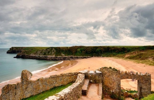 Kilgetty House | Spacious 4 Bedroom Farmhouse